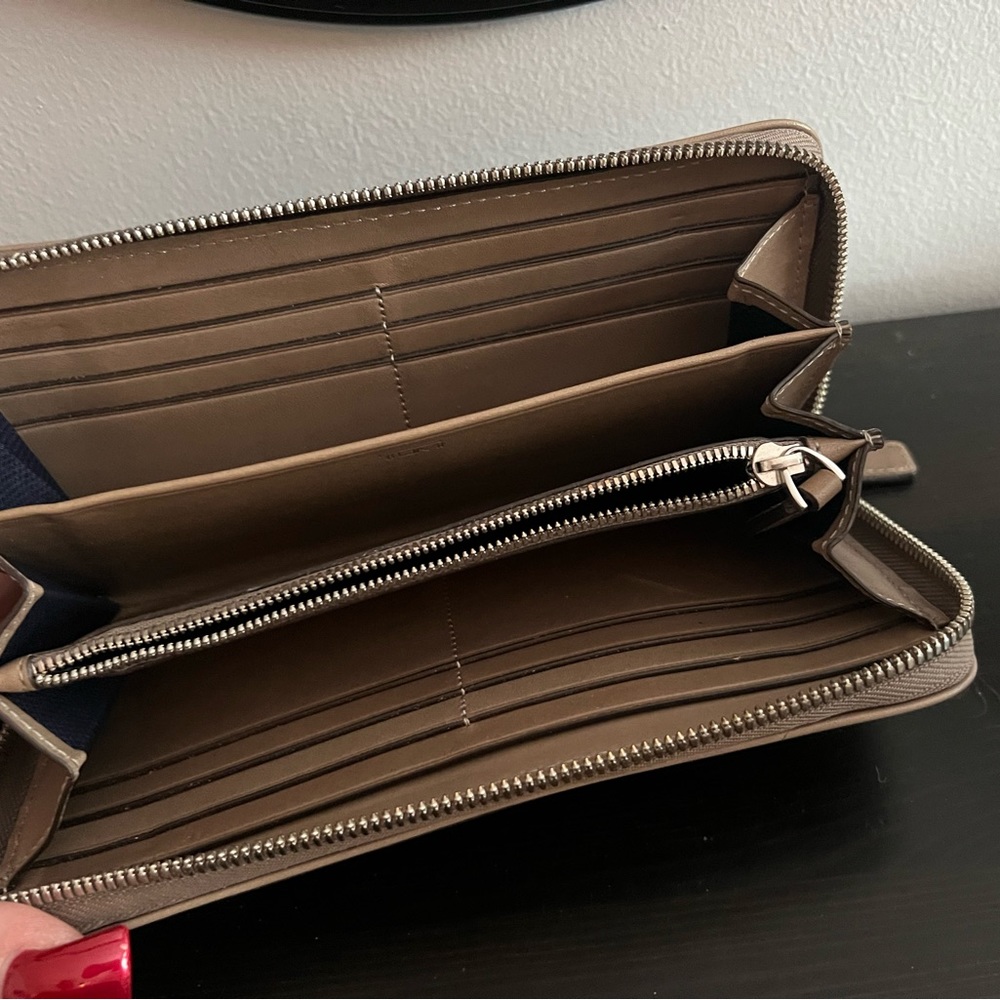 Wallets - Picture 11 of 11